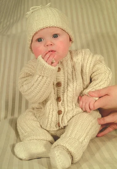 Aranstrikket jakke, bukse og lue