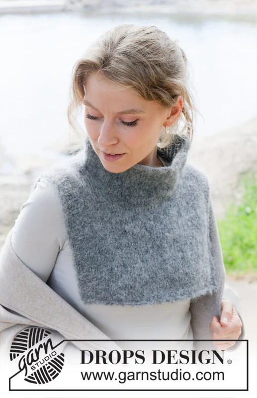 253-27 Moonlit Tide Neck Warmer by DROPS Design