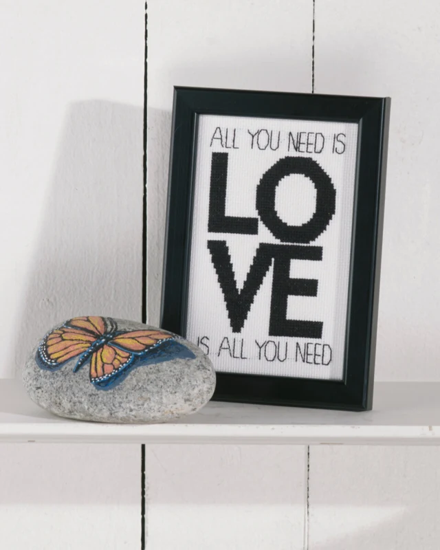 Broderikit Love is all you need 9 x 14 cm
