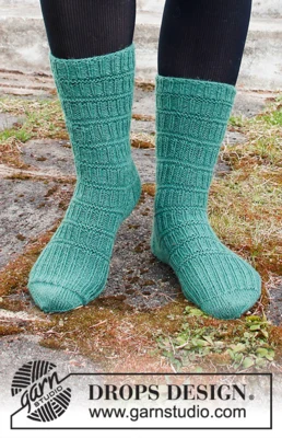 214-56 Walking The Green Lines by DROPS Design