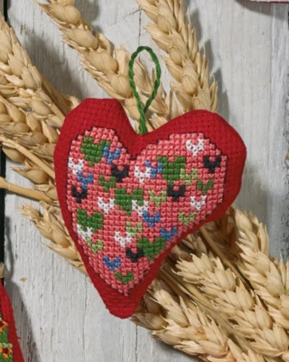 Broderikit Hjerter i rød 7 x 8 cm